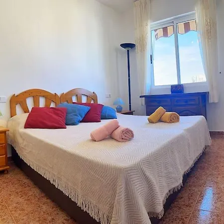 Cozy 350 Meters From The Beach. דירה טורבייחה